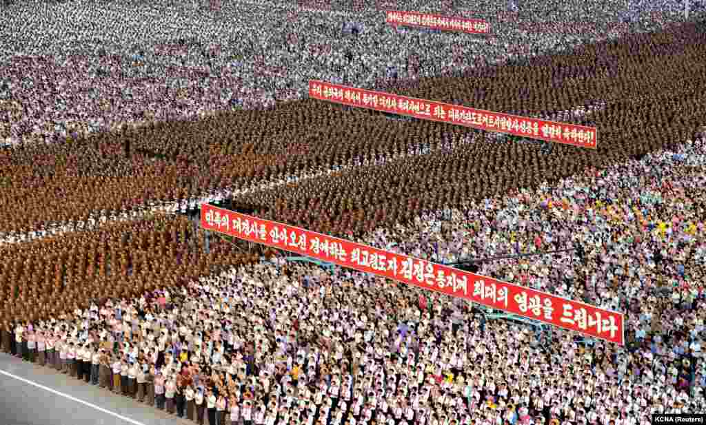 Personeli ushtarak dhe njerëzit duke u mbledhur në sheshin Kim Il Sung, në Phenian, më 6 morrik 2017, për të festuar testimin e suksesshëm të lëshimit të raketës balistike ndërkontinentale &quot;Hwasong-14&quot;. Fotografi e publikuar më 7 korrik 2017.