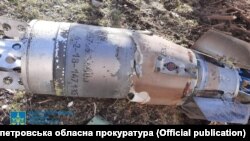 Фото снаряда, який, за повідомленням Офісу генерального прокурора, є касетним боєприпасом, березень 2022 року