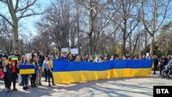 В шествието се включиха и новопристигнали бежанци от Украйна. В движение към него се присъединиха и много пловдивчани, за да покажат солидарност с украинския народ и да поискат край на войната.