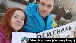 Diana Mazurova și Vladimir Ternavschi, tinerii care protestează zilnic împotriva războiului, în fața ambasadei ruse