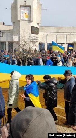Місцеві жителі на мітингу проти російського вторгнення у Славутичі, Київська область. Скріншот з відео, опублікованого у соцмережах 22 березня 2022 року