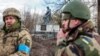 Украінскія вайскоўцы пасьля вызваленьня паселішча на Кіеўшчыне, 27 сакавіка 2022 году