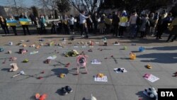 Протестиращите поставили детски играчки и обувки в памет на загиналите деца.