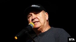  Валди Тотев е член на група 