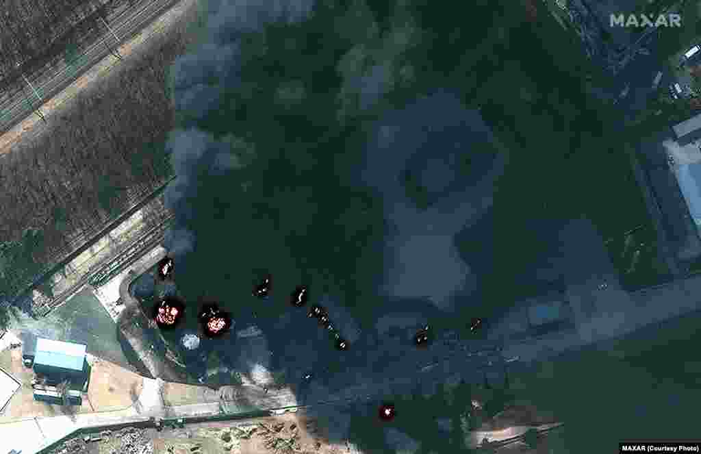 Після російського ракетного удару по складу пального в Калинівці 25 березня британська благодійна організація виявила ознаки забруднення в сусідньому ставку. Є підозра, що це сталося через нафту, яка просочилася у воду, в результат чого загинуло багато риби. Фото:&nbsp;Satellite image &copy;2022&nbsp;Maxar&nbsp;Technologies