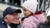 Președintele Statelor Unite Joe Biden ține în brațe o fetiță în timpul vizitei la stadionul PGE National, unde sunt adăpostiți refugiați ucraineni, Varșovia, 26 martie 2022
