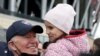 Լեհաստան - ԱՄՆ նախագահ Ջո Բայդենը գրկում է երեխային ուկրաինացի փախստականների կենտրոնում, PGE Ազգային մարզադաշտ, Վարշավա, 26-ը մարտի, 2022թ.