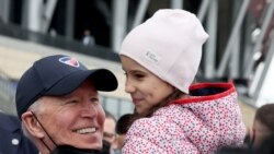 Presidenti i Joe Biden me një fëmijë refugjat ukrainas në Poloni.