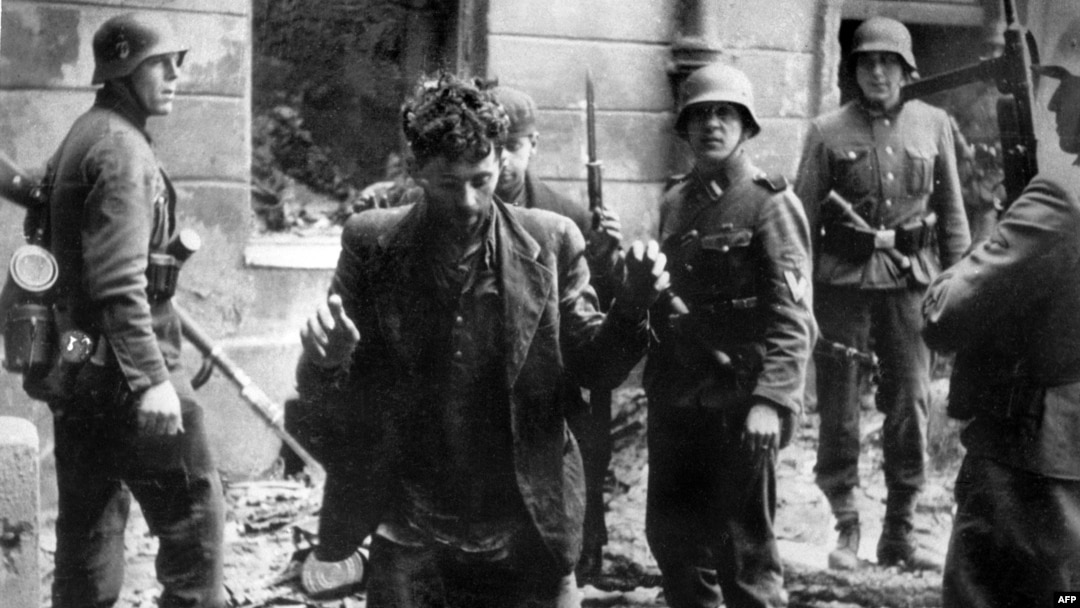 Гитлеровцы в Польше. Арест еврея после восстания в Варшавском гетто. 20 апреля 1943 г.