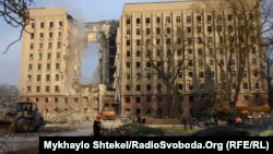 29 березня близько 08:45 у Миколаєві внаслідок обстрілу і влучання в дев’ятиповерхову будівлю Миколаївської ОДА зруйнувалася центральна її секція