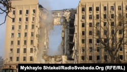 Будівля Миколаївської ОВА після удару російською ракетою, 29 березня 2022 року