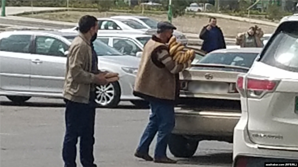 Мужчина складывает покупки в багажник автомобиля. Ашхабад&nbsp;