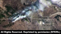 Imagine din satelit în care se poate observa incendiul din apropierea centralei de la Cernbîl, în proximitatea Pădurii Roșii