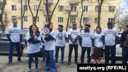 Активисты перед зданием апелляционного суда требуют освободить Жанболата Мамая, лидера незарегистрированной Демократической партии Казахстана. Алматы, 28 марта 2022 года