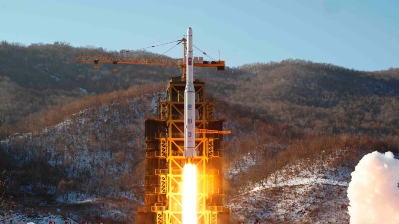 Koreja e Veriut sërish lëshon një raketë balistike