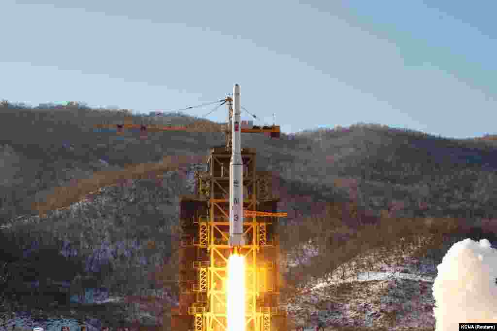 Raketa &quot;Unha-3&quot;, me versionin e dytë të salitetit &quot;Kwangmyongsong-3&quot;, duke u nisur nga një bazë në qarkun Çolsan të provincës së Pjonganit Verior, më 12 dhjetor 2012. Fotografi e publikuar më 14 dhjetor 2012.