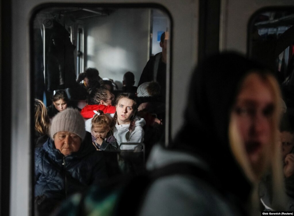 Njerëzit duke qëndruar në një tren evakuimi drejt Lvivit. (Kiev, 11 mars)