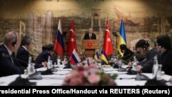 Presidenti turk, Recep Tayyip Erdogan gjatë një takimi të negociatorëve rusë dhe ukrainas në Stamboll më 29 mars 2022. 