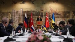 Эрдоган обращается к российской и украинской делегациям перед началом переговоров в Стамбуле. 29 марта 2022 года