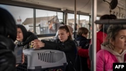 Refugiați ucraineni într-un autobuz după ce au trecut granița în Polonia, 27 martie 2022. Peste 3,8 milioane de persoane au fugit din cauza invaziei ruse, arată datele ONU. Agenția ONU pentru refugiați spune că aproximativ 90 la sută dintre aceștia sunt femei și copii.