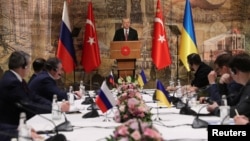 Турскиот претседател Реџеп Таип Ердоган (во средината) држи говор за добредојде на делегациите од Русија (лево) и Украина пред мировните разговори во Истанбул на 29 март.