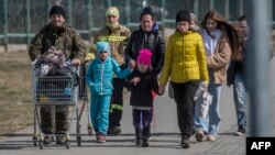 Украински бежанци пристигат в Полша по-рано през април. 