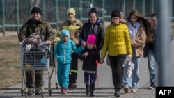 Українські біженки з дітьми перетинають кордон із Польщею, березень 2022 року