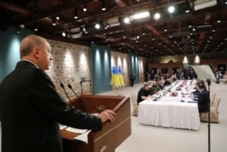 Реджеп Эрдоган обращается к украинской и российской делегациям перед началом мирных переговоров в Стамбуле. 29 марта 2022 года