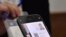 "Телефондон эле QR-кодду басса, эл каттоочу тууралуу маалымат чыгат". Кыргызстанда 25-марттан тарта элди жана турак жайларды каттоо башталды.
