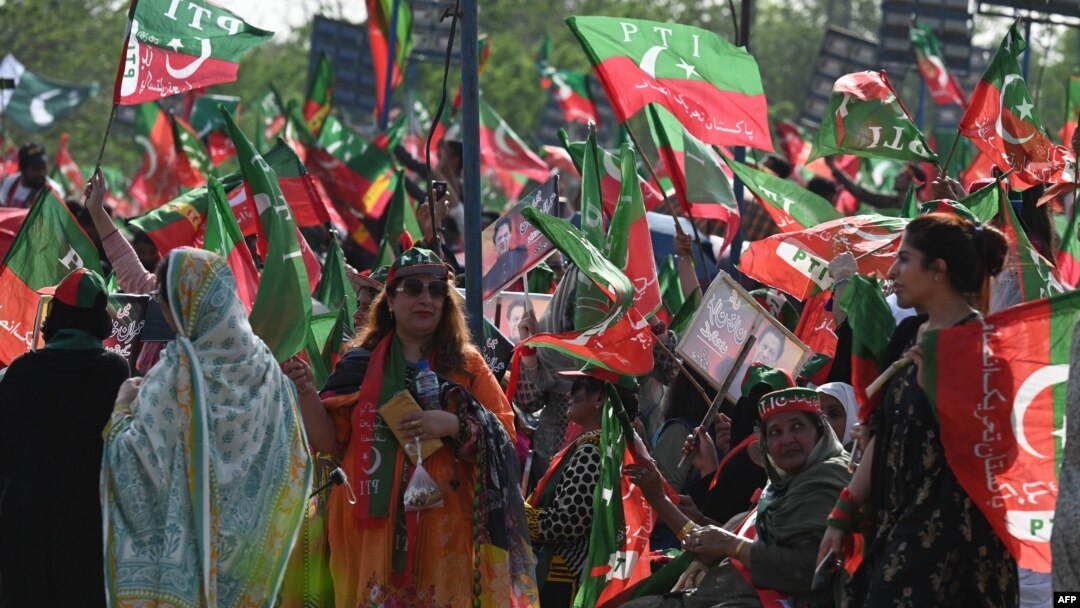 Supporters of Prime Minister Imran Khan's ruling Pakistan Tehrik-e Insaf (PTI) party attend a rally in Islamabad on March 27.
