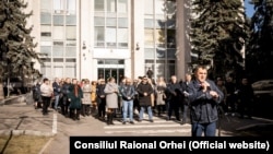 Dinu Turcanu, preșledintele raionului Orhei, vorbind la conferința de presă organizată în fața guvernului de la Chișinău, 28 martie 2022.