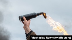 По данным СМИ, в здание посольства были брошены две бутылки с зажигательной смесью