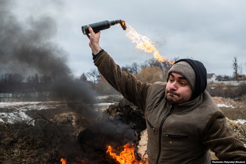 Një civil duke u trajnuar për hedhjen e koktejëve të molotovit, për të mbrojtur qytetin nga pushtuesit rusë. (Zhitomir, 1 mars)