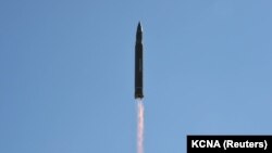 Raketa balistike ndërkontinentale "Hwasong-14", e parë gjatë një testimi në Korenë e Veriut. Fotografi e publikuar më 4 korrik 2017.