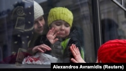کودکان یک خانواده یهودی اودسا در حال ترک شهر پس از تهاجم روسیه به اوکراین
