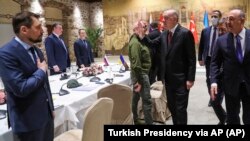 Recep Tayyip Erdoğan török elnök üdvözli az orosz és az ukrán delegációt Isztambulban 2022. március 29-én