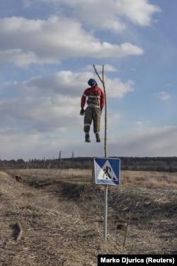 Az orosz katonák egy része azt hitte, tárt karokkal fogadják majd őket az ukránok. Ehelyett ilyen felakasztott bábukkal is üzennek nekik – egy orosz harcost ábrázoló bábu Brovarij környékén 2022. március 27-én