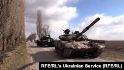 Иллюстрационное фото: российские танки, захваченные украинскими войсками в Киевской области
