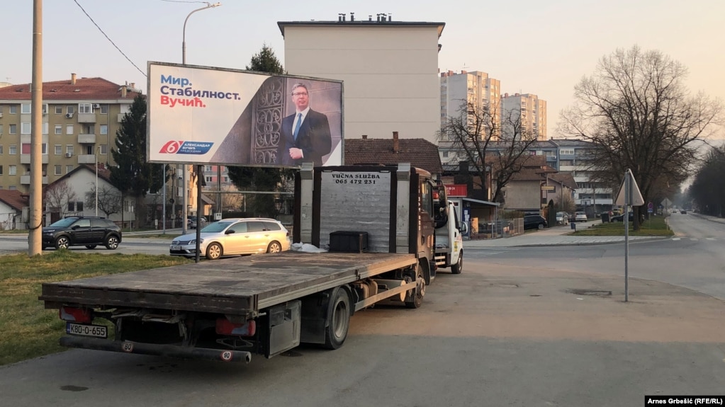 "Mir. Stabilnost. Vučić.", slogan je kampanje koju predsjednik Srbije Aleksandar Vučić vodi u trci za još jedan mandat pred izbore raspisane za 3. april. Bilbord na fotografiji postavljen je u susednoj državi, na sjeveru BiH u gradu Doboju. Zabilježeno 29. marta 2022. 