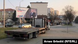 "Mir. Stabilnost. Vučić.", slogan je kampanje koju predsjednik Srbije Aleksandar Vučić vodi u trci za još jedan mandat pred izbore raspisane za 3. april. Bilbord na fotografiji postavljen je u susednoj državi, na sjeveru BiH u gradu Doboju. Zabilježeno 29. marta 2022. 