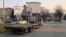 "Mir. Stabilnost. Vučić.", slogan je kampanje koju predsjednik Srbije Aleksandar Vučić vodi u trci za još jedan mandat pred izbore raspisane za 3. april. Bilbord na fotografiji postavljen je u susednoj državi, na sjeveru BiH u gradu Doboju. Zabilježeno 29. marta 2022.