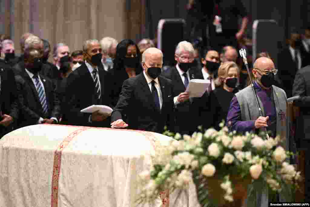 Presidenti i Shteteve të Bashkuara, Joe Biden, nderon ish-sekretaren amerikane të Shtetit, Madeleine Albright, teksa arkivoli i saj arrin në Katedralen Kombëtare të Uashingtonit më 27 prill 2022.