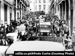 "Революция гвоздик" 25 апреля 1974 года в Португалии покончила с режимом "Нового государства", основанным диктатором Салазаром, и стала началом перехода к демократии