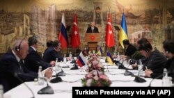 Turkish President Recep Tayyip Erdogan (center) gives a speech to welcome delegations from Russia (left) and Ukraine ahead of peace talks in Istanbul on March 29.