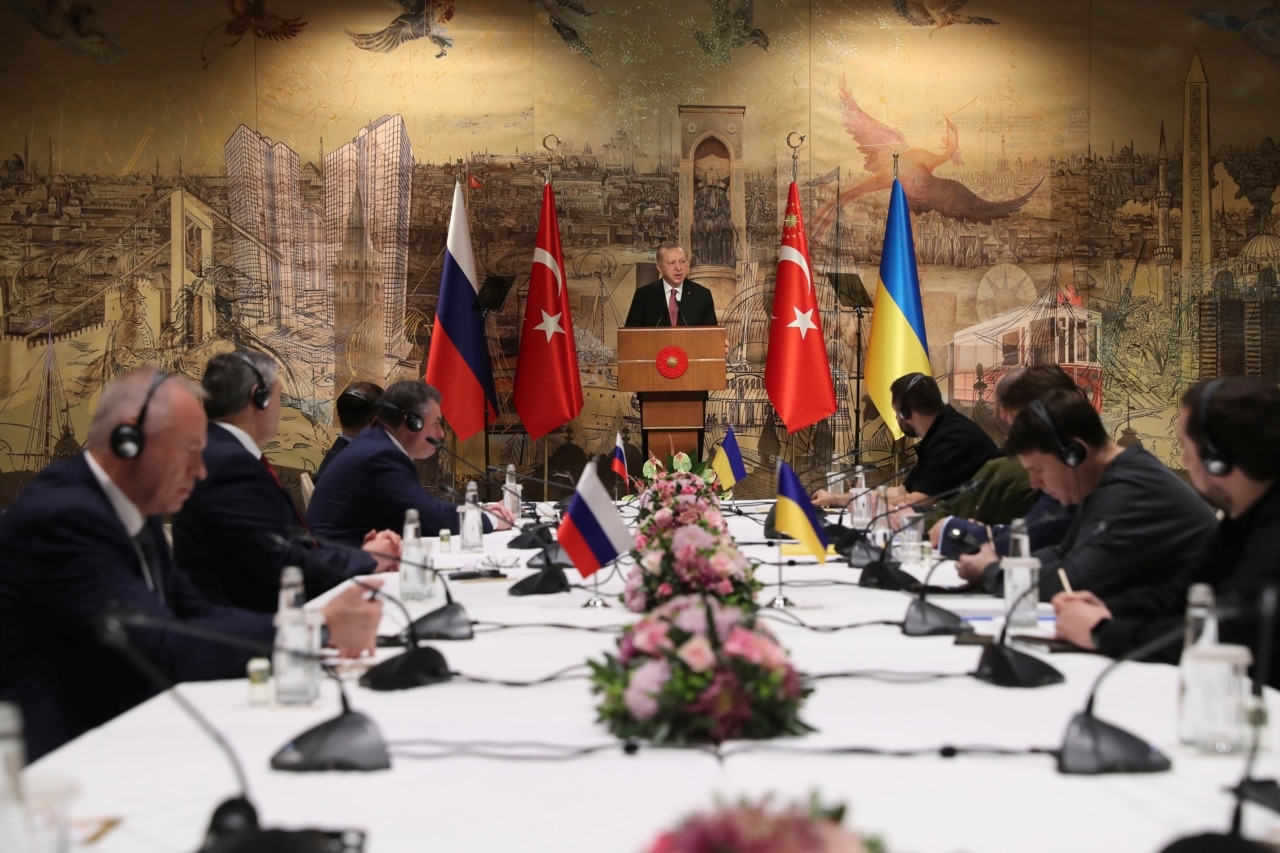 Turkish President Recep Tayyip Erdogan welcomes the Russian and Ukrainian delegations ahead of their talks in Istanbul on March 29, 2022
