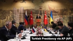 Президент Туреччини Реджеп Тайїп Ердоган (у центрі) виступає з промовою перед делегаціями з Росії (зліва) та України напередодні переговорів у Стамбулі 29 березня 2022 року