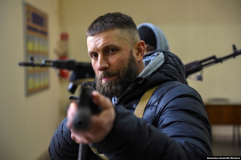 Një burrë, i cili i është bashkuar vullnetarisht Forcave të Mbrojtjes Territoriale, duke mbajtur një pushkë, gjatë një trajnimi për përdorimin e armëve. (Odesë, 11 mars)