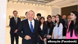 Нурсултан Назарбаев на выставке картин и поделок детей, организованной в посвященном ему музее