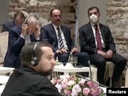 آبراموویچ (چپ) در حال گوش دادن سخنان اردوغان در جریان مذاکرات نمایندگان روسیه و اوکراین در نهم فروردین در استانبول
