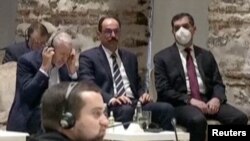 Руският милиардер Роман Абрамович придържа слушалките си, докато слуша речта на турския президент Реджеп Тайип Ердоган, 29 март 2022.